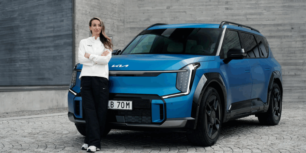 Kosovare Asllani, ambassadör, framför sin Kia. (Foto: Kia)