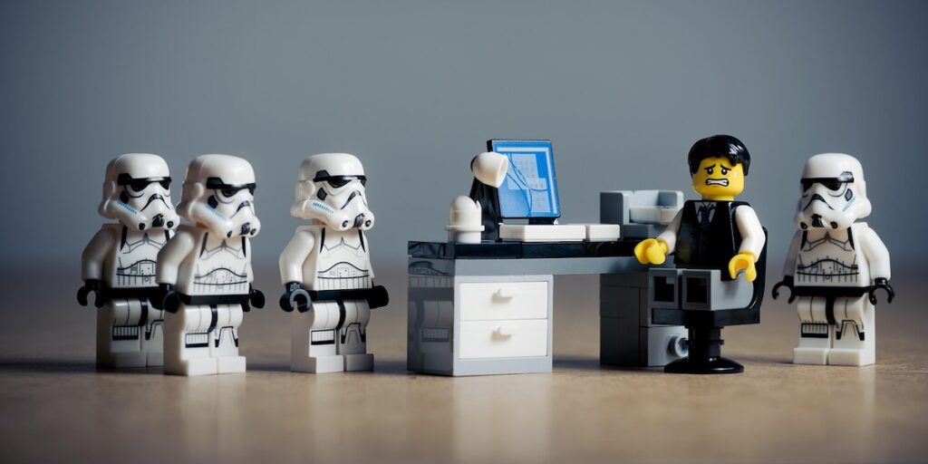 Legobitar från Star Wars och kontor.