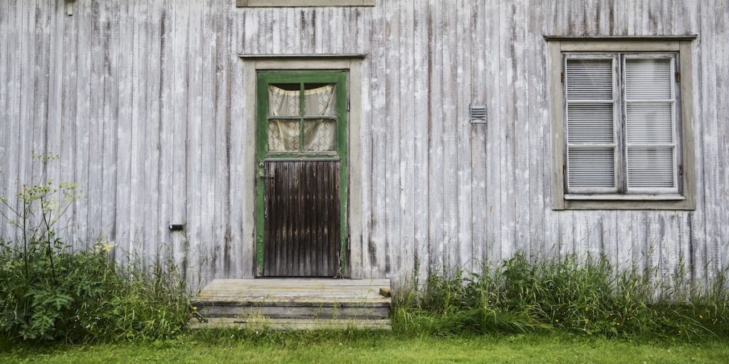 Förfallet hus i Bollstabruk. Runt om i landet finns hyresrätter med stort renoveringsbehov, men för många kommuner blir kostnaden för hög. (Foto: Emma-Sofia Olsson/TT)