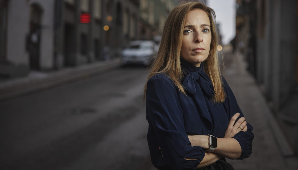 Moa Langemark på Finansinspektionen, hon säger att aktörerna på FI:s varningslista är bedragare som försöker utsätta konsumenter för ekonomiska bedrägerier samt att mörkertalet är stort och att du som konsument behöver du vara vaksam.